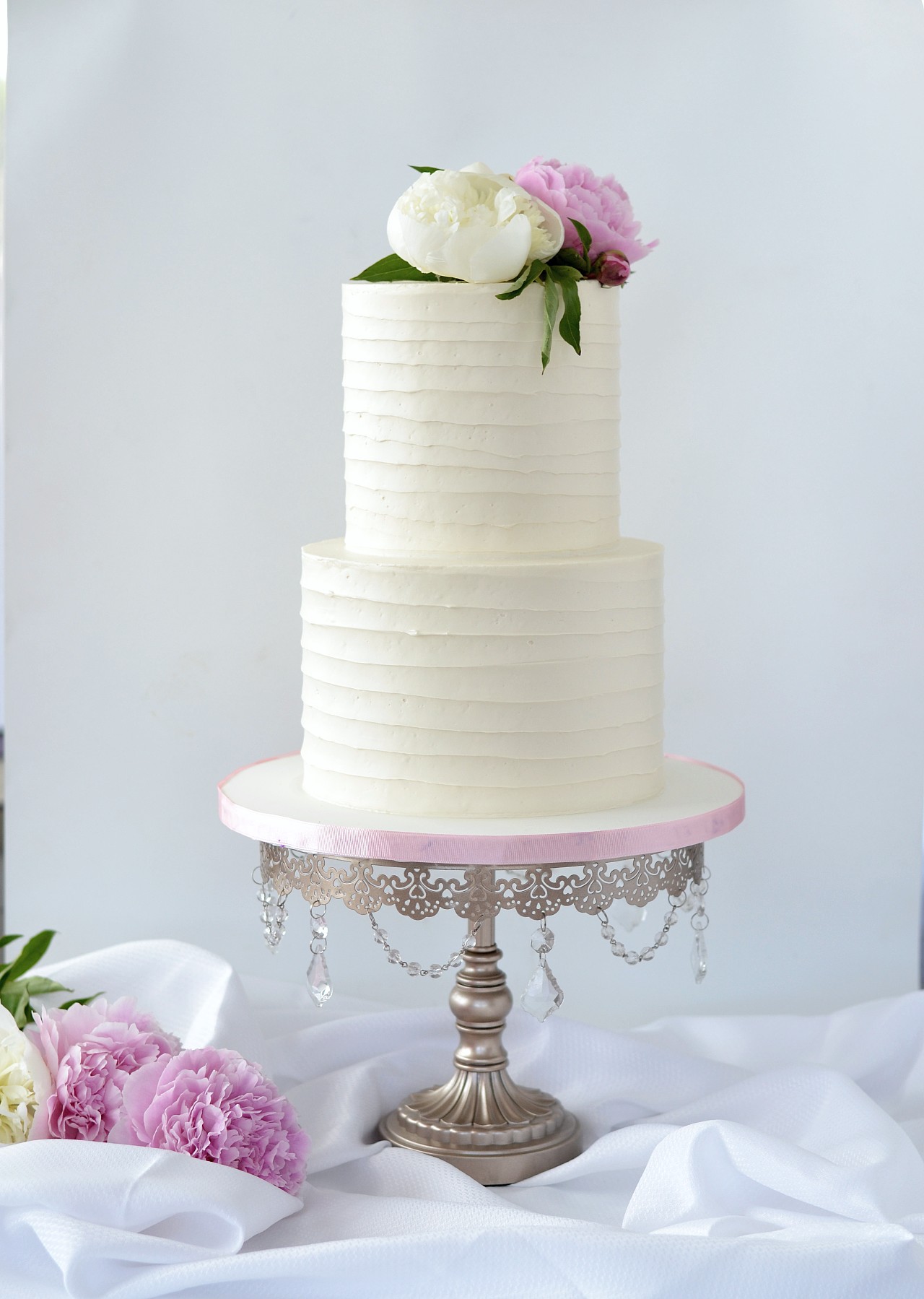 https://oliviarosecakeart.com/wp-content/uploads/2021/01/Simple-buttercream-wedding-cake.jpg